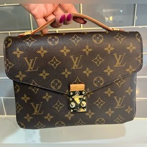 Louis Vuitton Pochette Metis - Used in great condition.